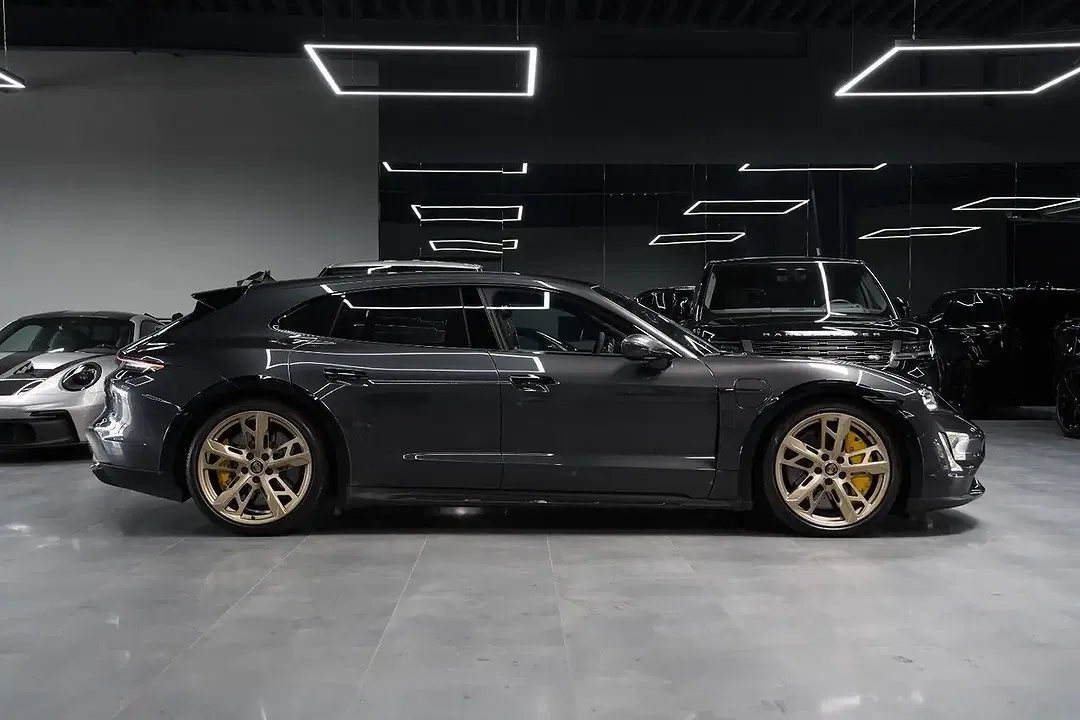 Porsche Taycan - Thumbnail 8