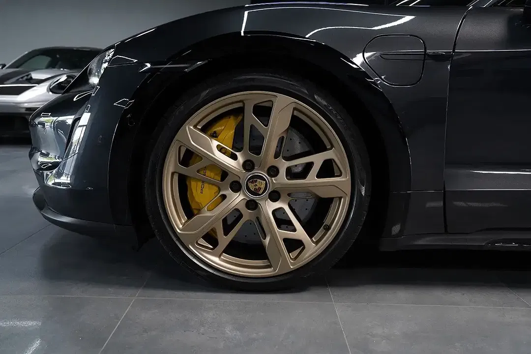 Porsche Taycan - Thumbnail 9