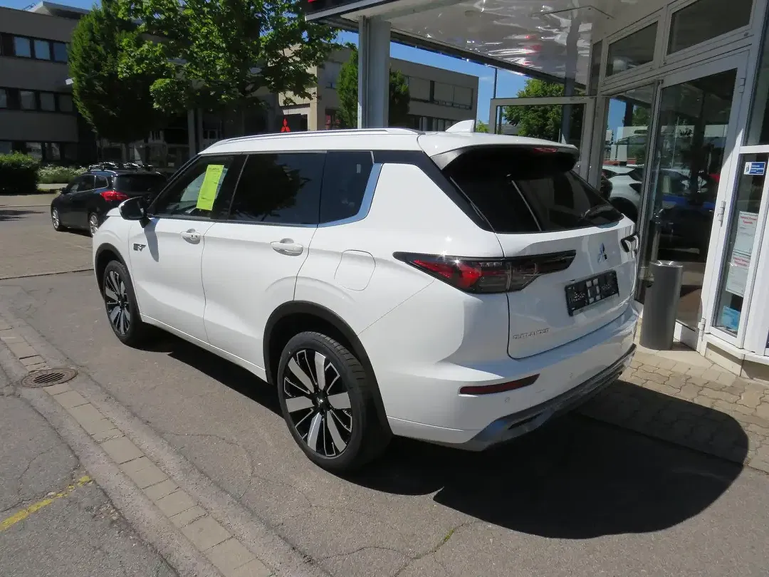 Mitsubishi Outlander - Thumbnail 3