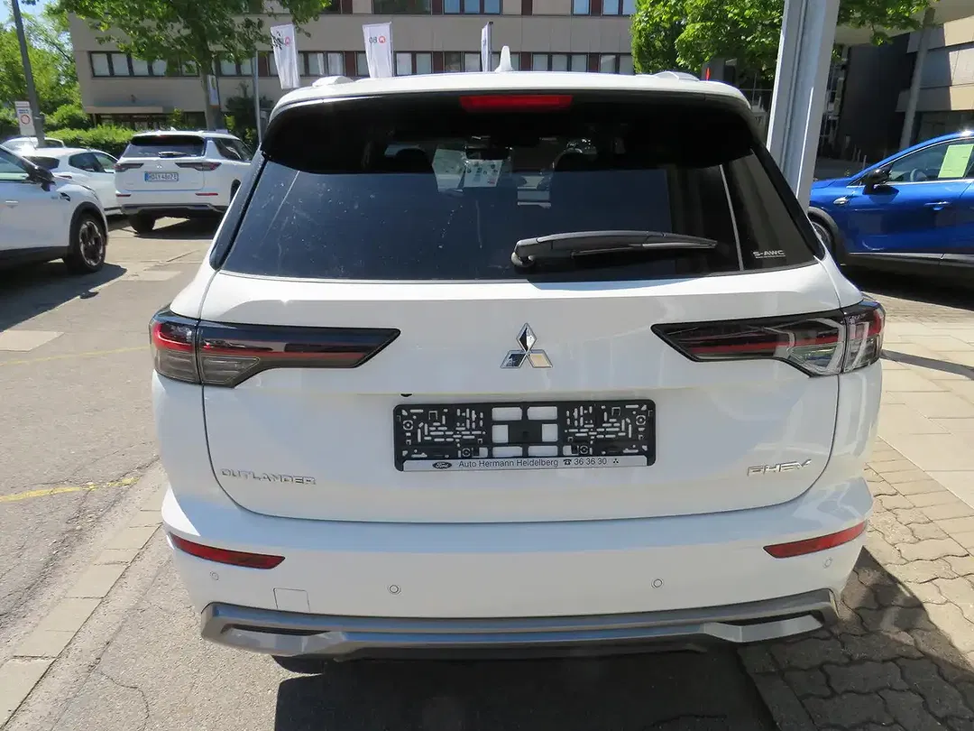 Mitsubishi Outlander - Thumbnail 4