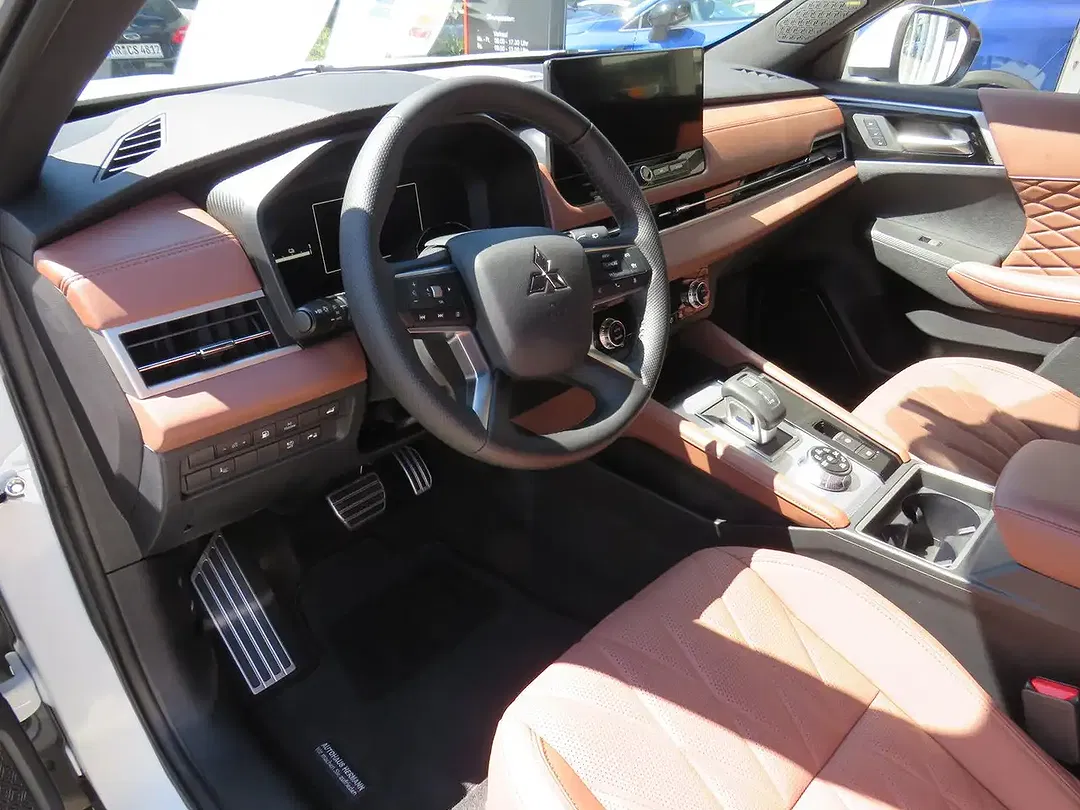 Mitsubishi Outlander - Thumbnail 9