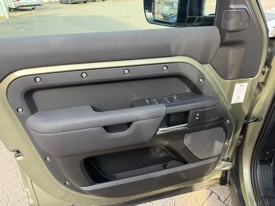 Land Rover Defender - Thumbnail 12