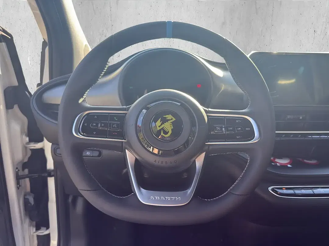 Abarth 500e - Thumbnail 10