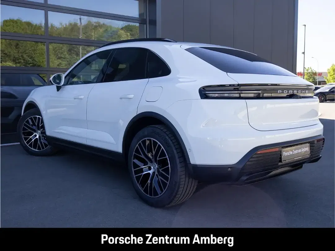 Porsche Macan - Thumbnail 2