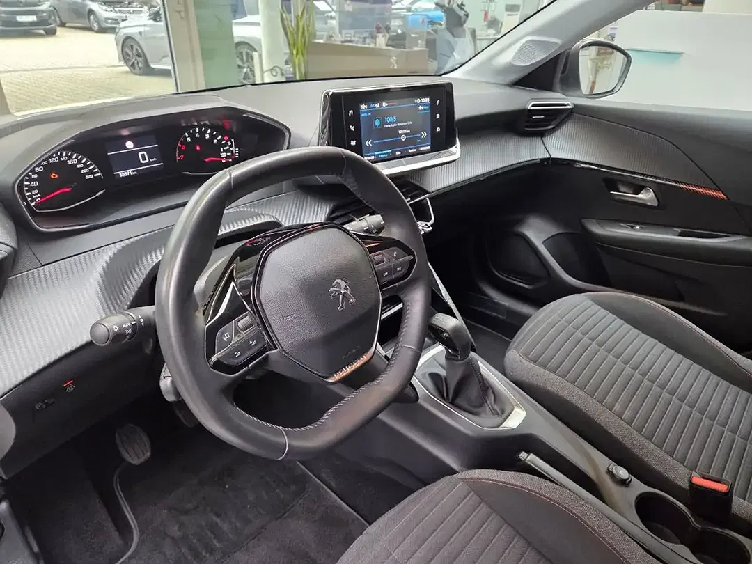 Peugeot 208 - Thumbnail 3