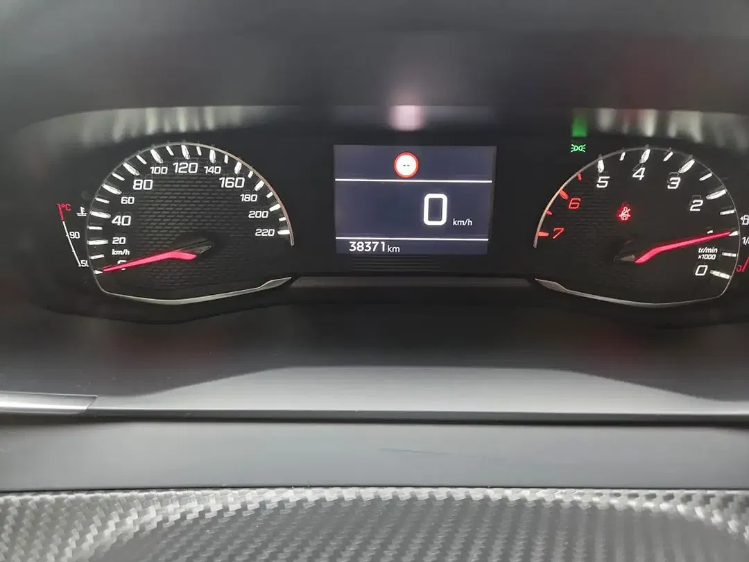 Peugeot 208 - Thumbnail 4