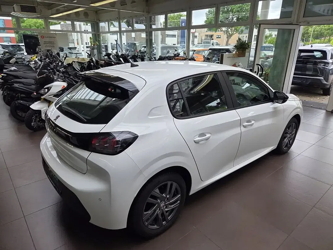 Peugeot 208 - Thumbnail 9