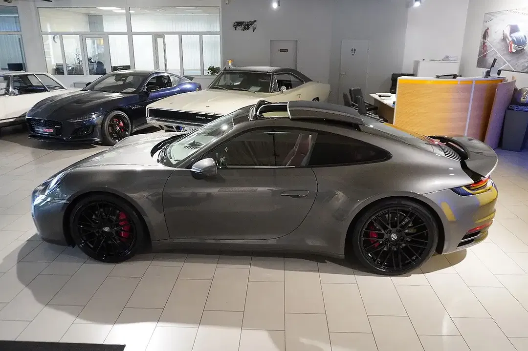 Porsche 992 - Thumbnail 4