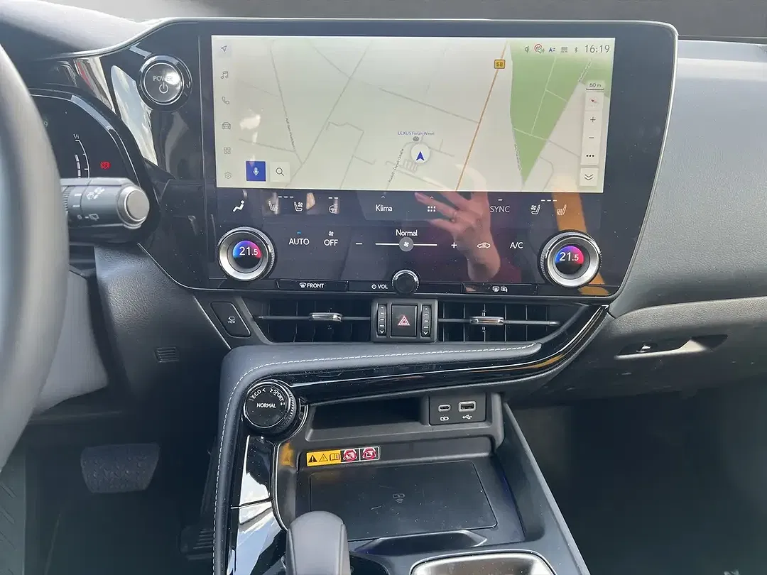 Lexus NX 450h+ - Thumbnail 8