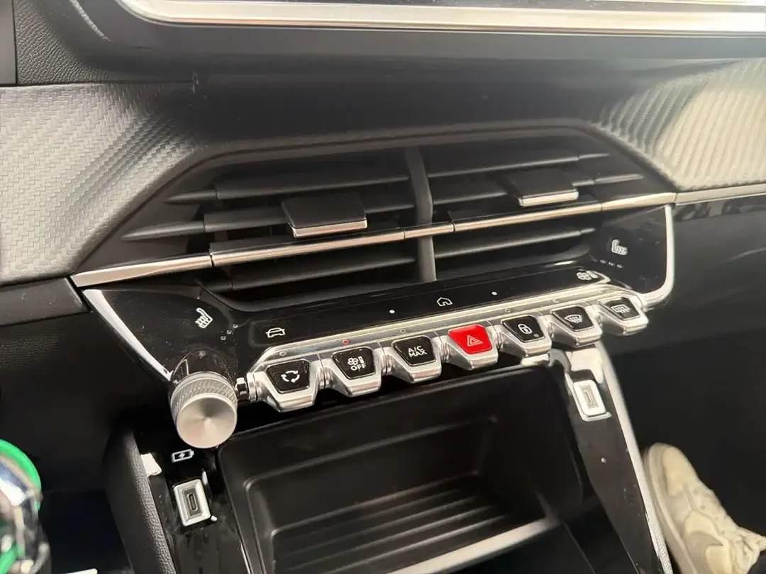 Peugeot 208 - Thumbnail 12