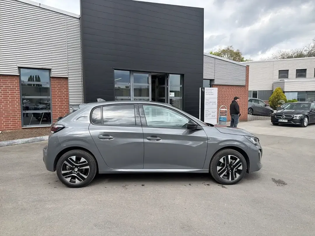 Peugeot 208 - Thumbnail 4