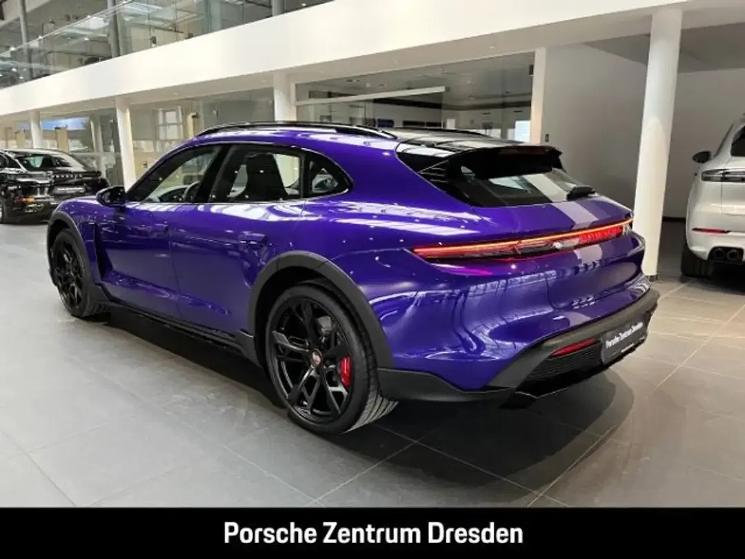 Porsche Taycan - Thumbnail 3