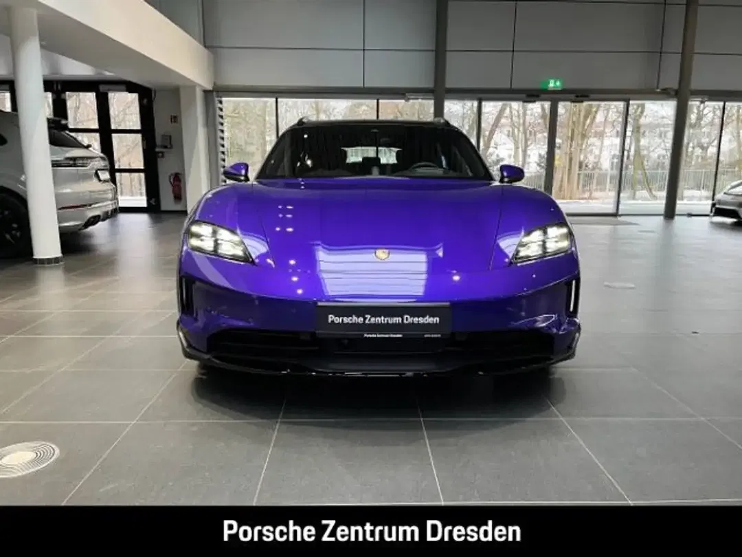 Porsche Taycan - Thumbnail 6