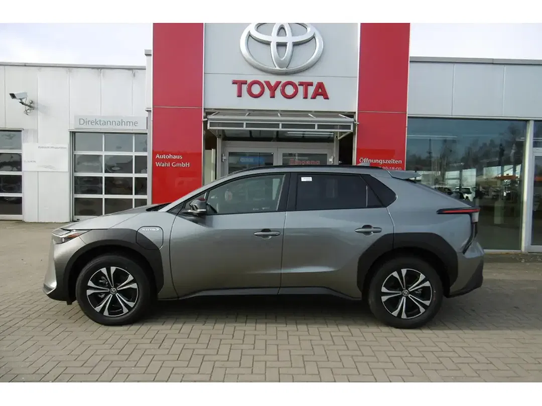 Toyota bZ4X - Thumbnail 3