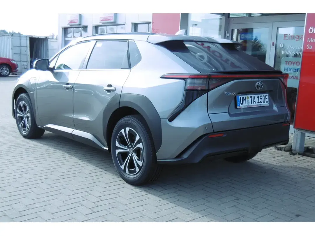 Toyota bZ4X - Thumbnail 4
