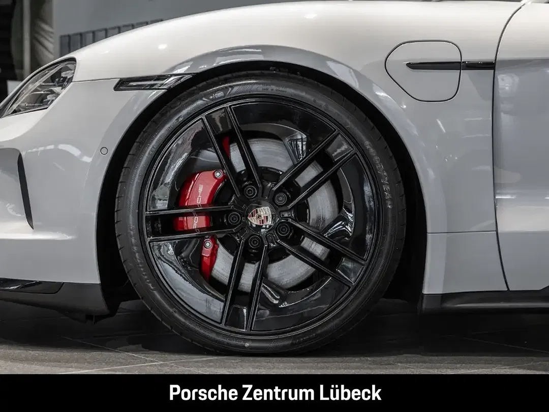 Porsche Taycan - Thumbnail 2
