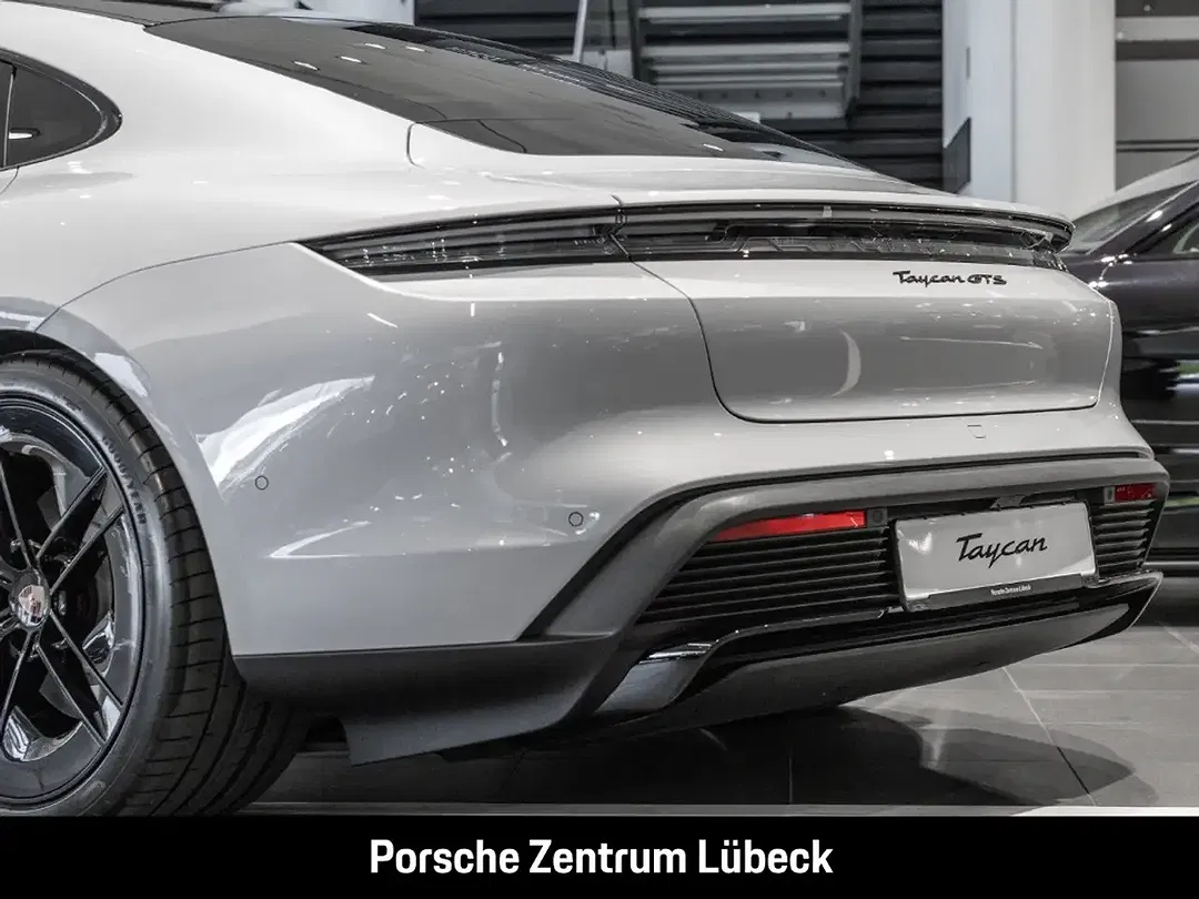 Porsche Taycan - Thumbnail 4