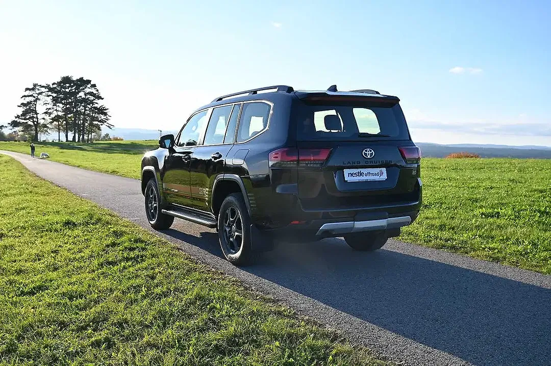 Toyota Land Cruiser - Thumbnail 3