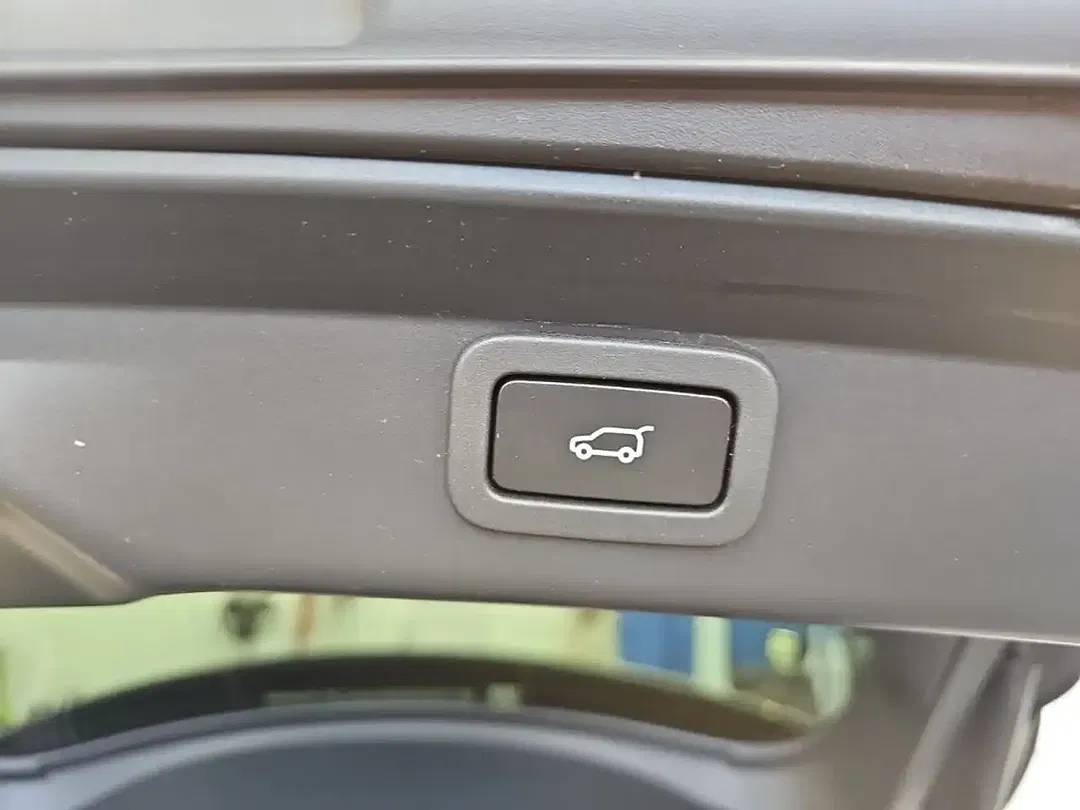 Jaguar I-Pace - Thumbnail 32