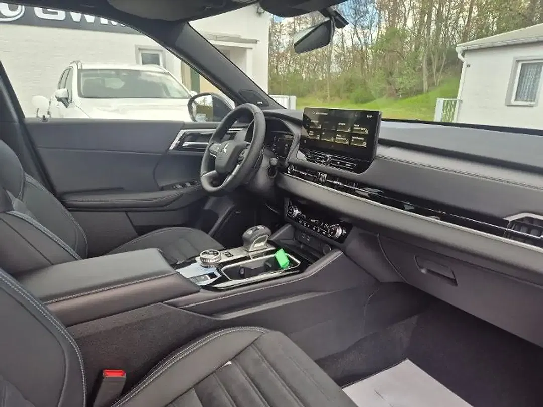 Mitsubishi Outlander - Thumbnail 11