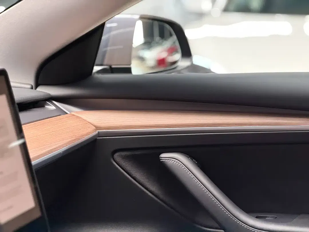 Tesla Model 3 - Thumbnail 11