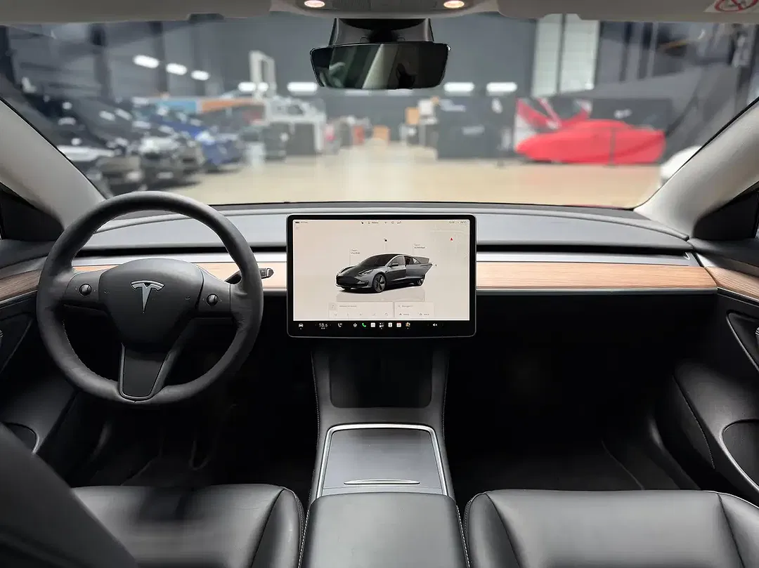 Tesla Model 3 - Thumbnail 14