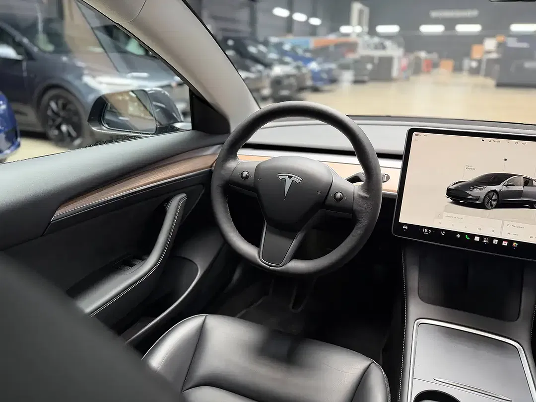 Tesla Model 3 - Thumbnail 15