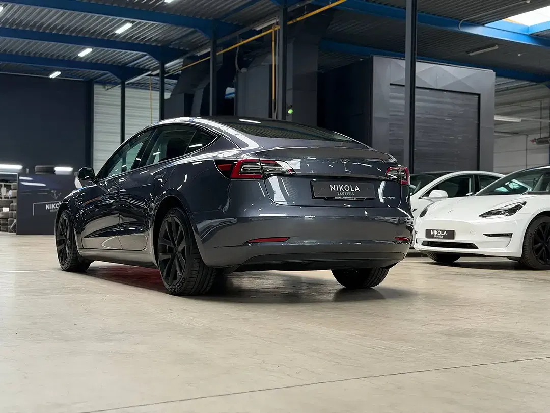 Tesla Model 3 - Thumbnail 2
