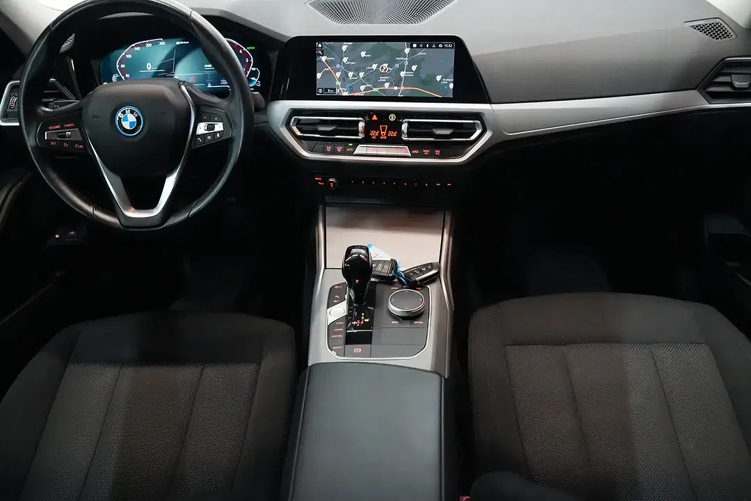 BMW 320 - Thumbnail 3