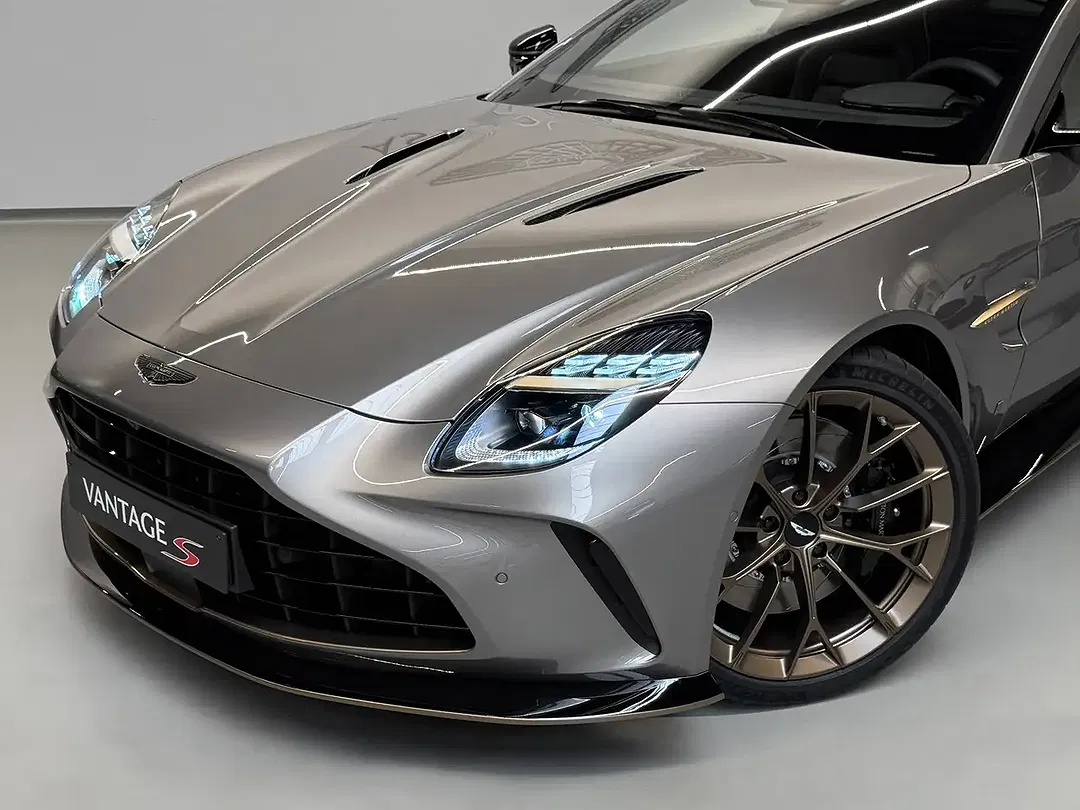 Aston Martin Vantage - Thumbnail 3
