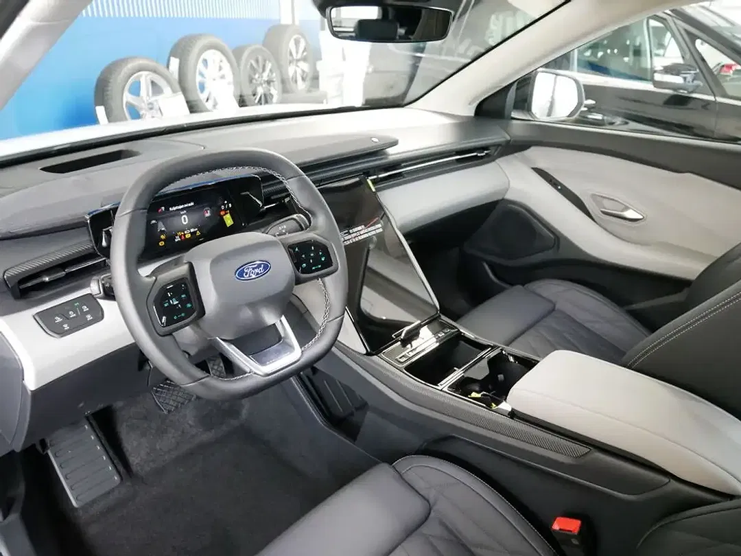 Ford Explorer - Thumbnail 9