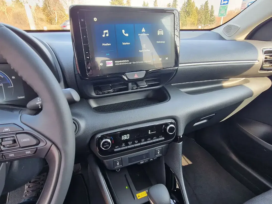Toyota Yaris - Thumbnail 13