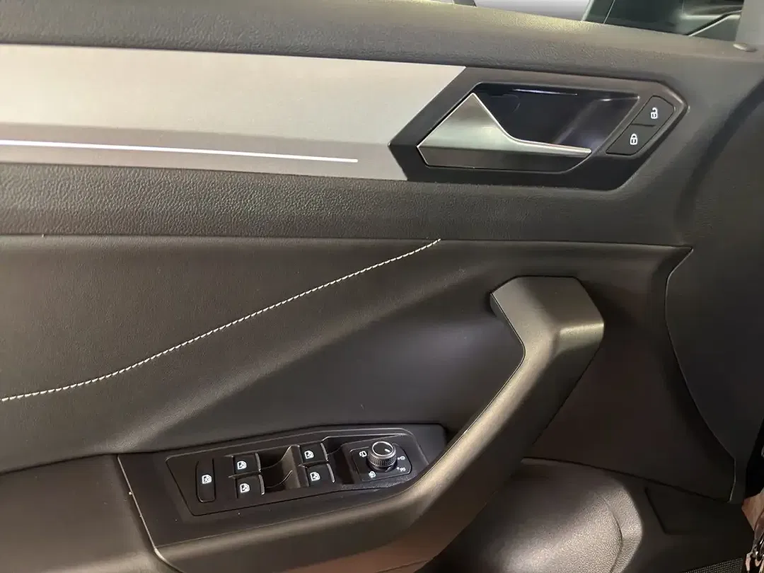 Volkswagen T-Roc - Thumbnail 10