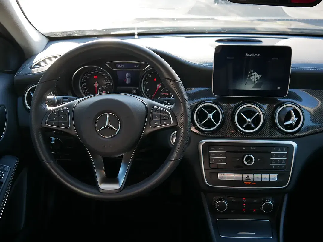 Mercedes-Benz GLA 180 - Thumbnail 11