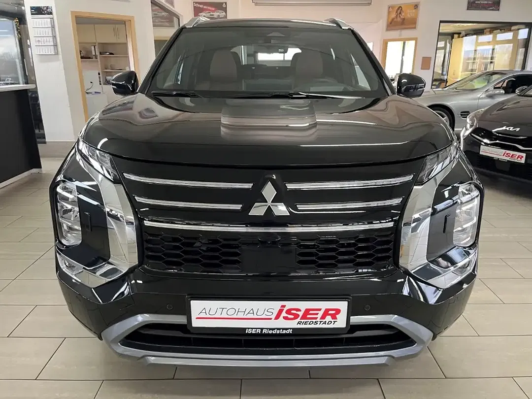 Mitsubishi Outlander - Thumbnail 2
