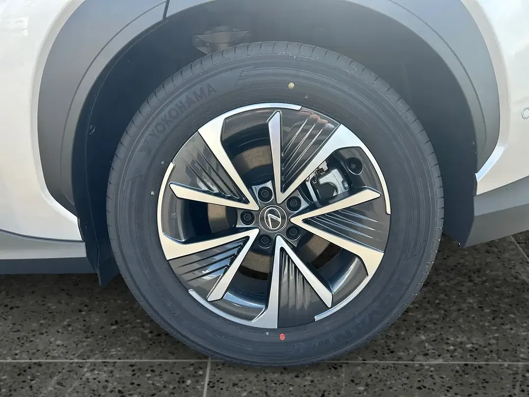 Lexus RZ - Thumbnail 14