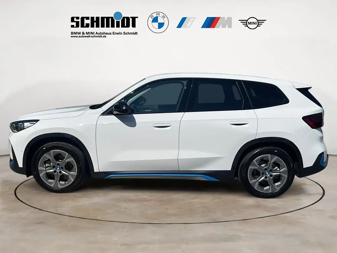 BMW iX1 - Thumbnail 2