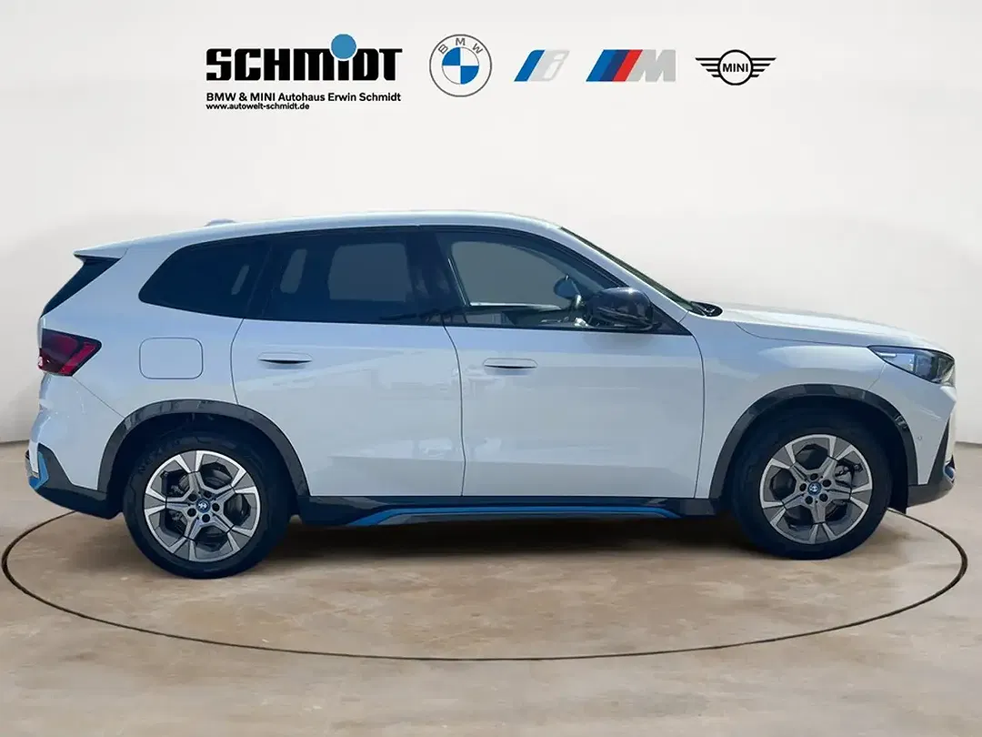 BMW iX1 - Thumbnail 5