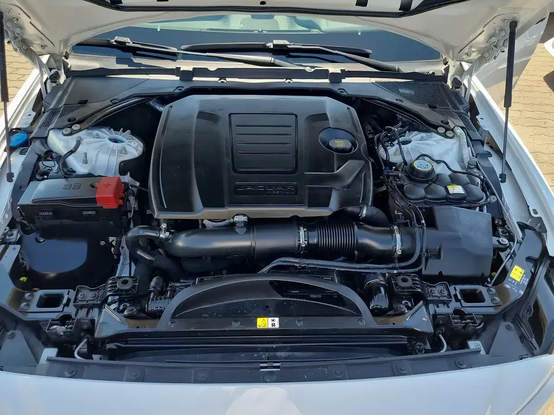 Jaguar XE - Thumbnail 11
