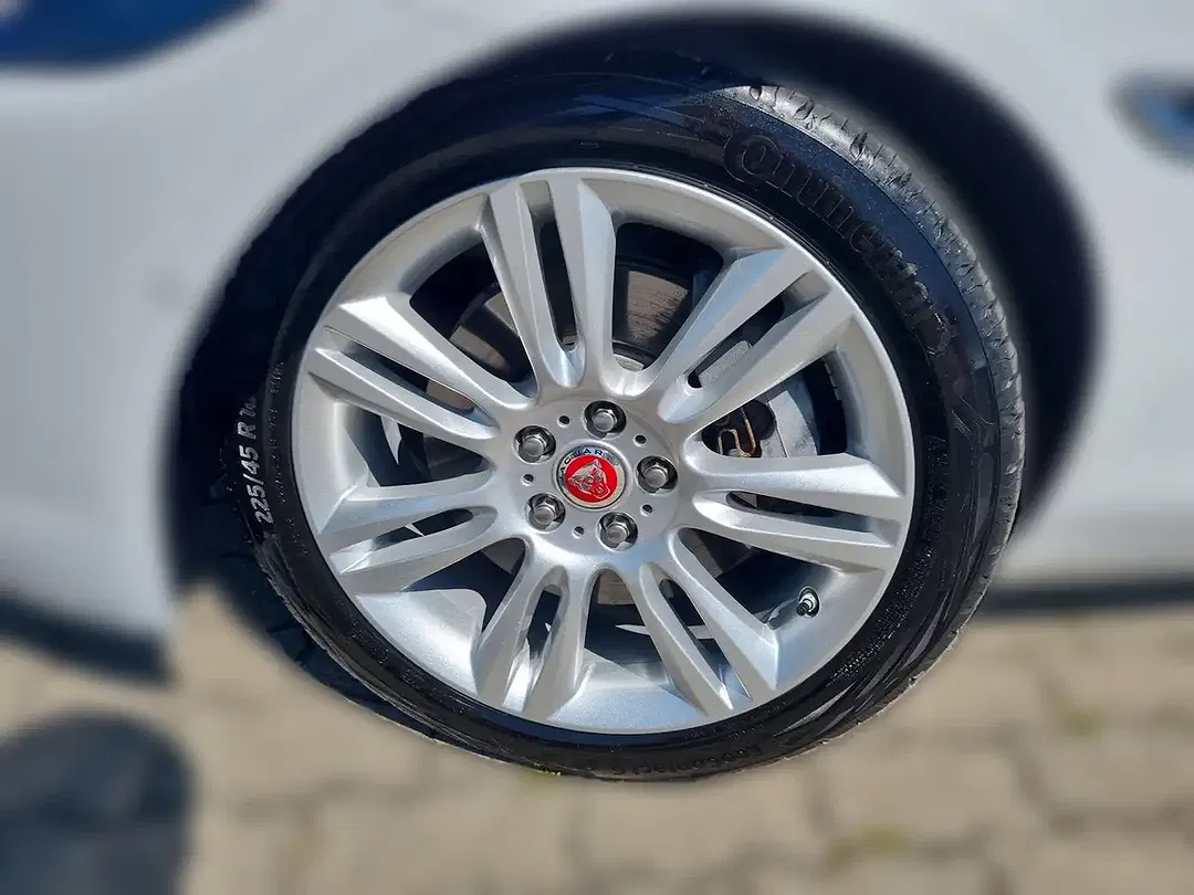 Jaguar XE - Thumbnail 12