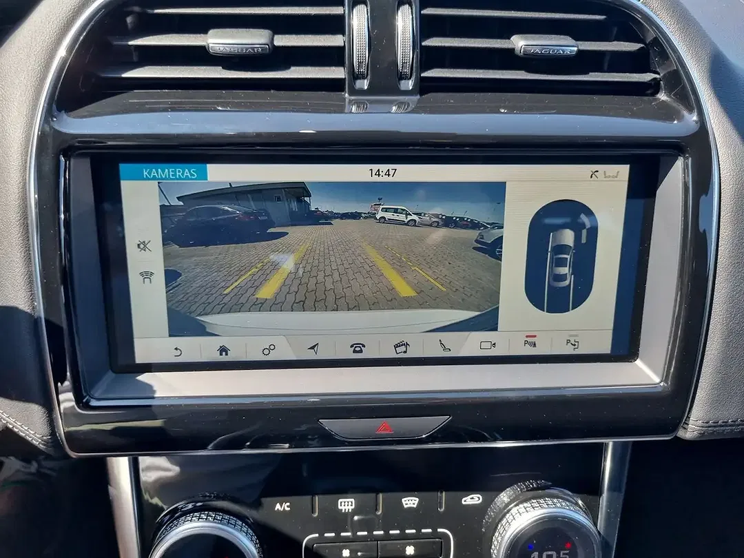 Jaguar XE - Thumbnail 8