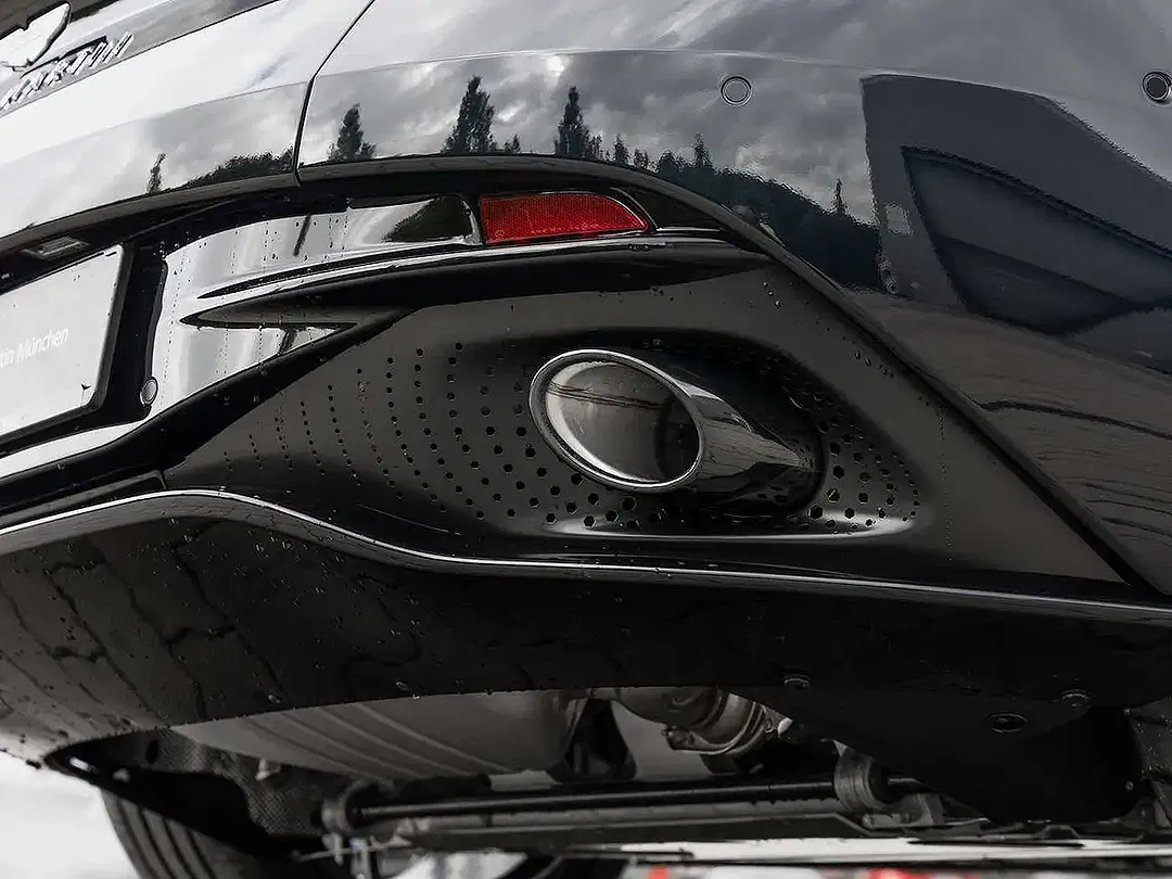 Aston Martin DB12 - Thumbnail 5