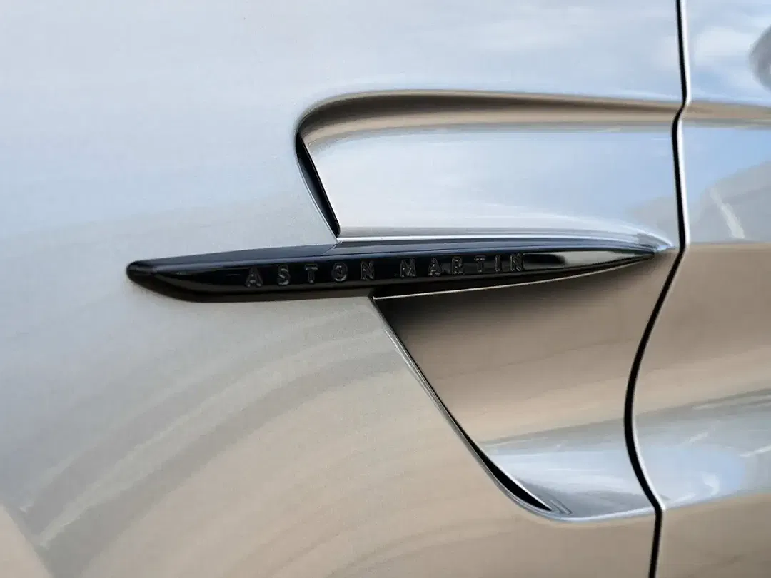 Aston Martin Vantage - Thumbnail 22