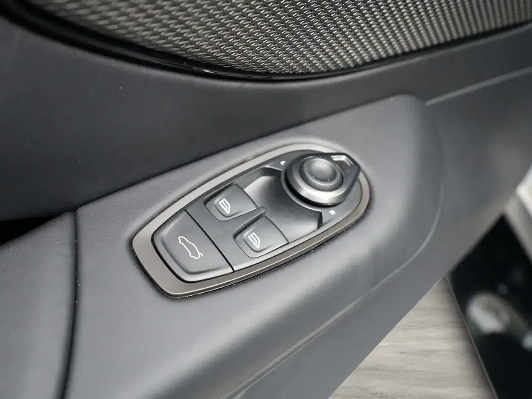 Aston Martin Vantage - Thumbnail 29