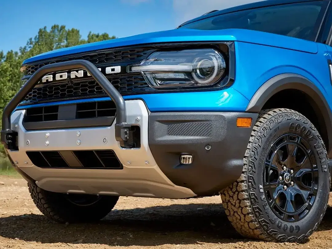 Ford Bronco - Thumbnail 2