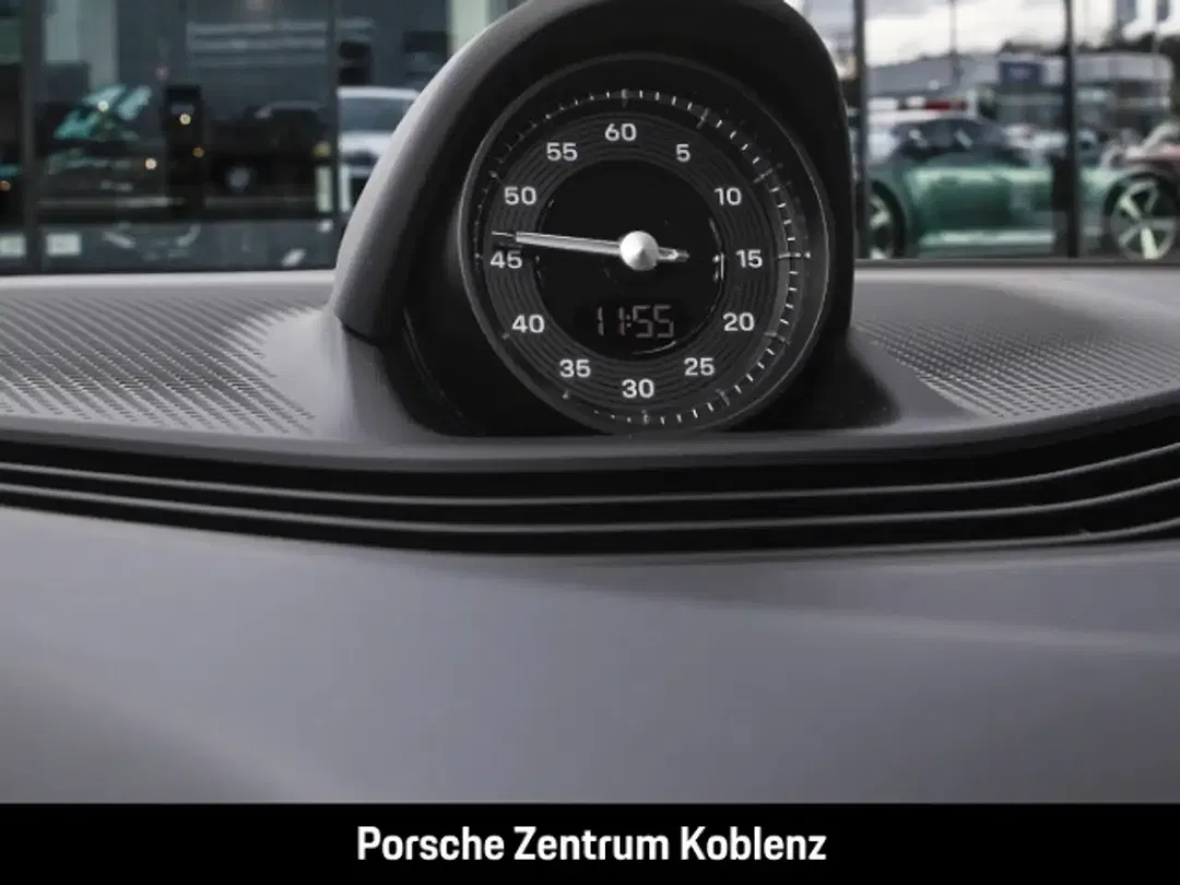 Porsche Taycan - Thumbnail 15