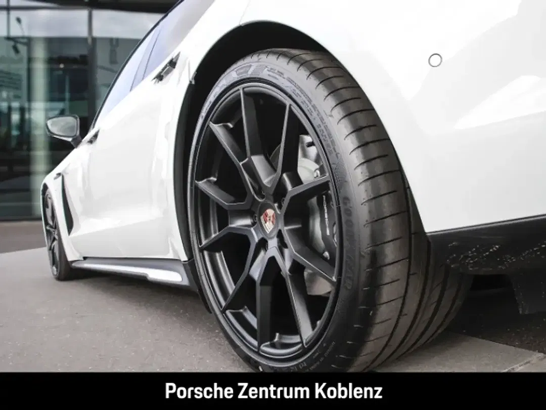 Porsche Taycan - Thumbnail 8