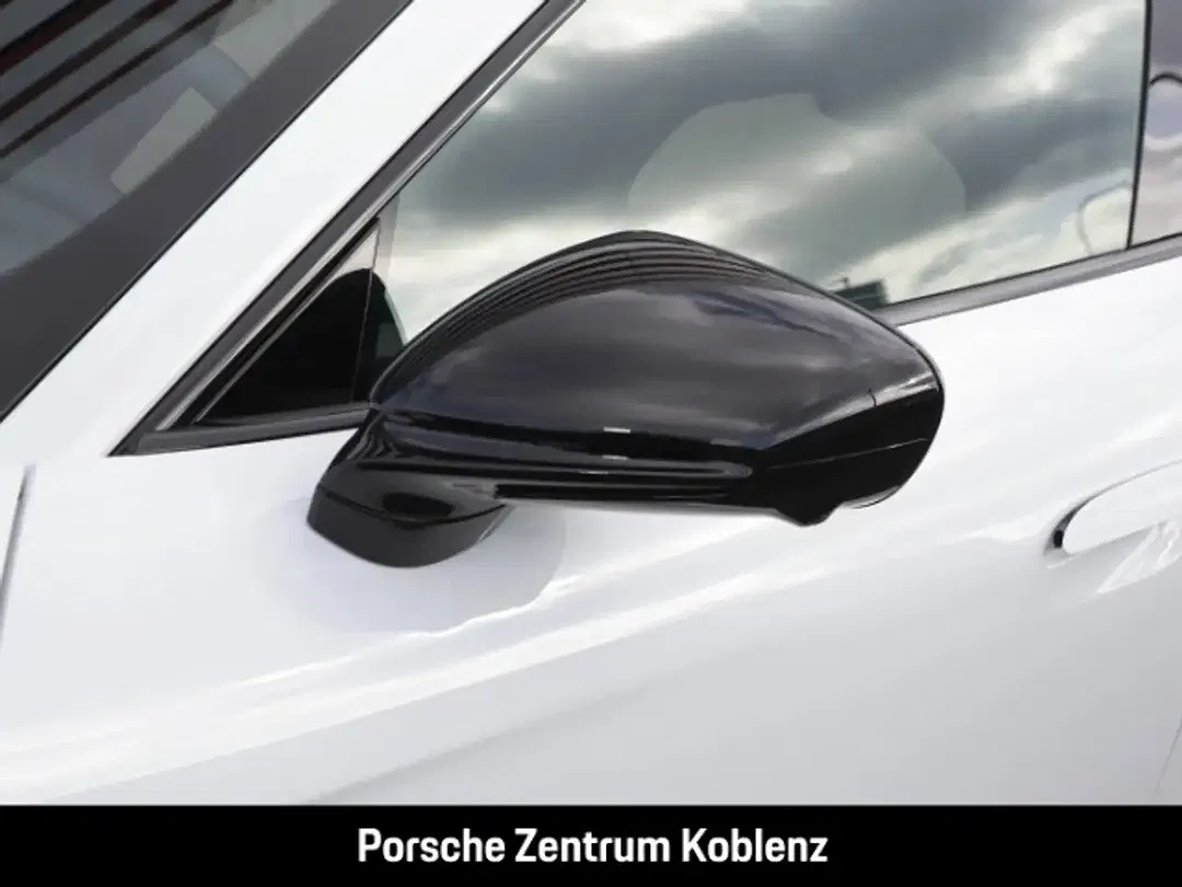 Porsche Taycan - Thumbnail 9