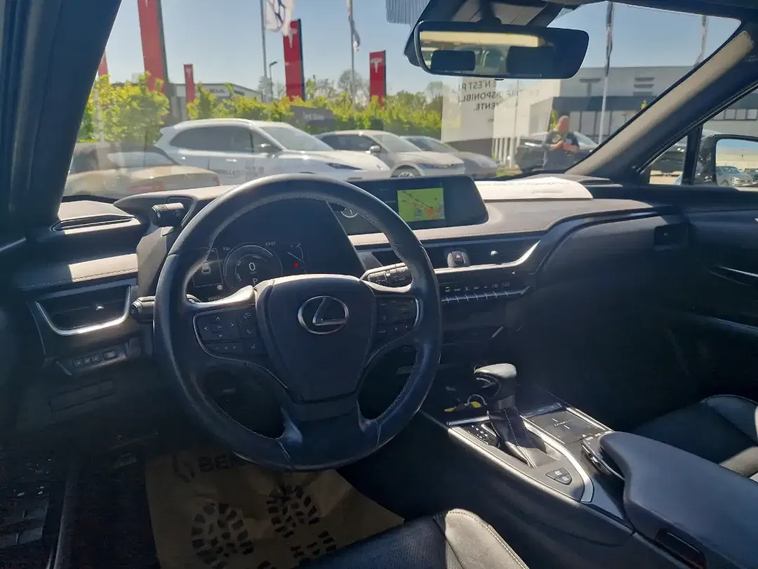 Lexus UX 250h - Thumbnail 10