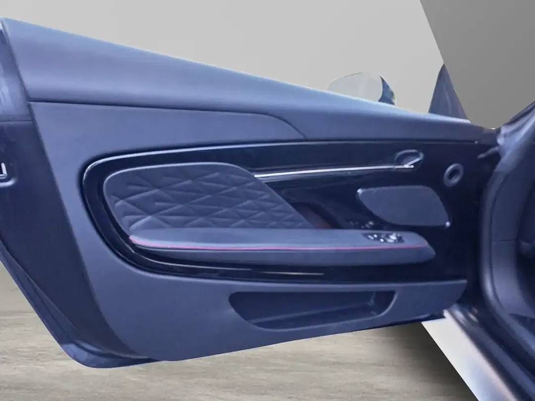Aston Martin DB12 - Thumbnail 17